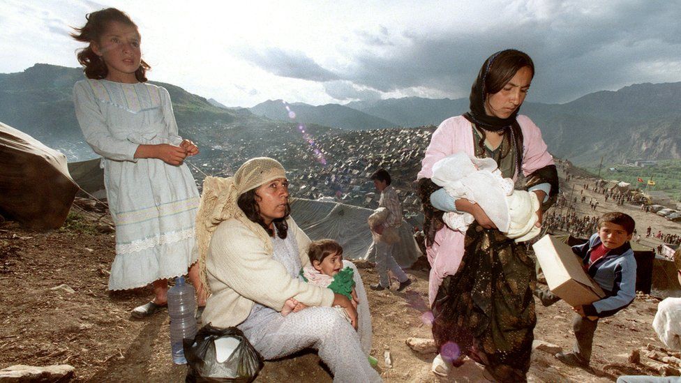 Refugiados curdos iraquianos se abrigam em um campo de refugiados no sudeste da Turquia depois de fugir dos combates entre as forças do governo iraquiano e Peshmerga em maio de 1991