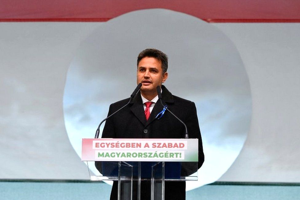 Кандидат от оппозиции на пост премьер-министра Петер Марки-Зай выступает во время совместной демонстрации, организованной оппозиционными партиями во время празднования 65-й годовщины Венгерского восстания 1956 года в Будапеште, Венгрия, в октябре 2021 года
