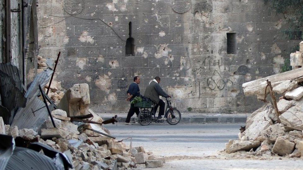 People in the rubble of damaged buildings in the rebel held area of Old Aleppo (14 November 2016)