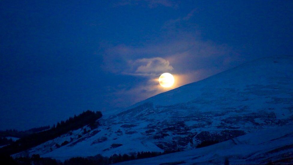 Your pictures: Super blue Moon lights up Scotland's skies - BBC News