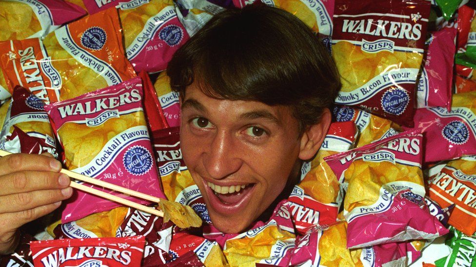 Gary Lineker surrounded by Walkers crisp packets in 1994