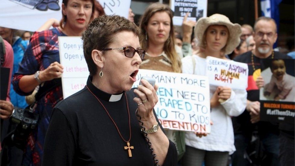 Uniting Church minister Margaret Mayman speaks to activists during a protest outside the offices of the Australian Immigration Department in Sydney, Australia (4 Feb 2016)