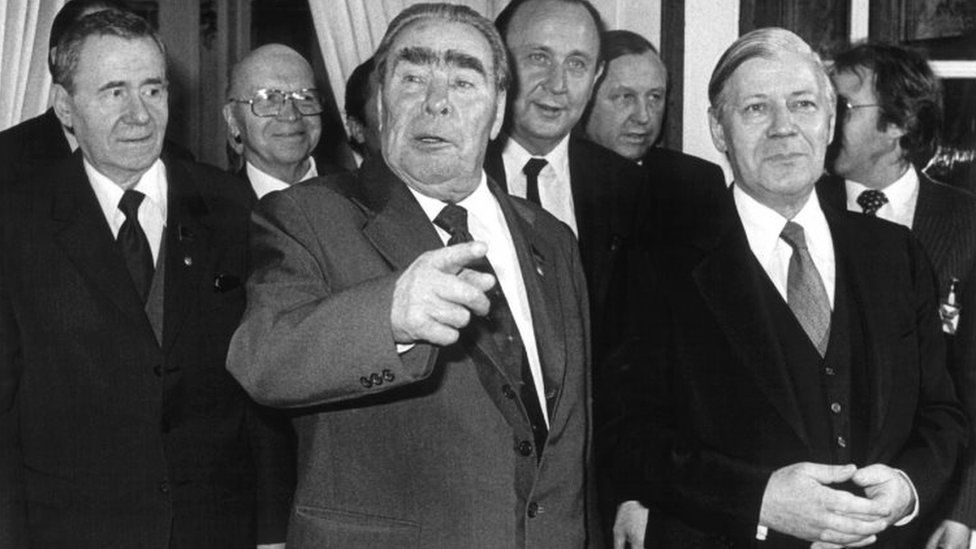 Helmut Schmidt (right) with Soviet leader Leonid Brezhnev (centre) in Bonn. Photo: November 1981