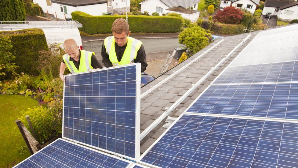 Техники устанавливают солнечные панели на крышу дома в Эмблсайде, Камбрия
