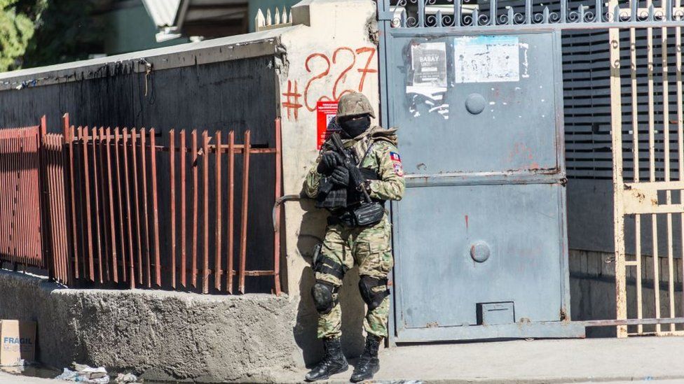 A policeman guards the perimeter of the Croix-des-Bouquets prison