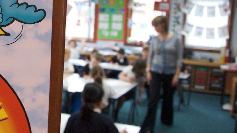 EIS union calls for 10% pay rise for Scottish teachers - BBC News