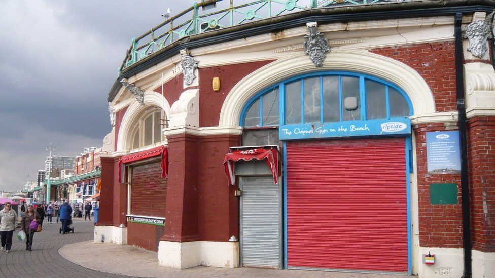 Brighton seafront road shut to prevent collapse of A259 BBC News