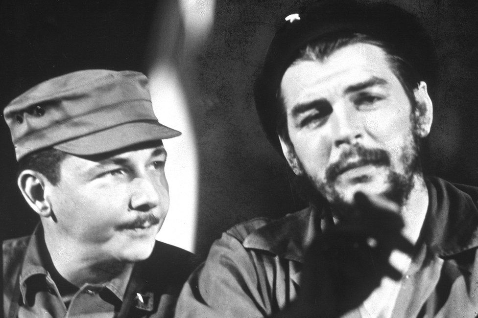 (Слева направо) Рауль Кастро и Эрнесто (Че) Гевара. (Фото Бена Мартина / Getty Images) 1 января 1964 г.