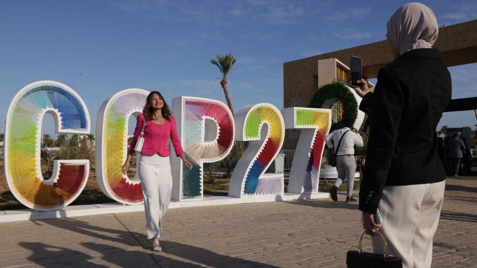 Люди фотографируются у гигантского логотипа COP27 в Шарм-эль-Шейхе