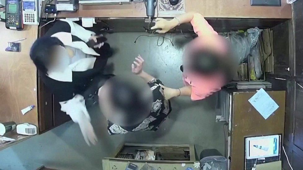 CCTV showed Xiang Xueqiu appearing to slap the shop worker