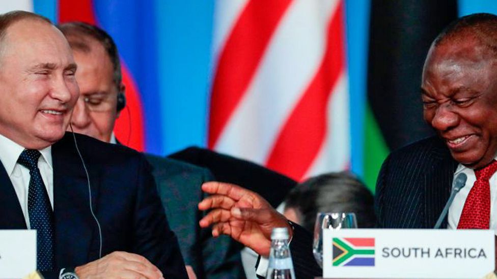 Vladimir Putin (l) and Cyril Ramaphosa (r) in 2019