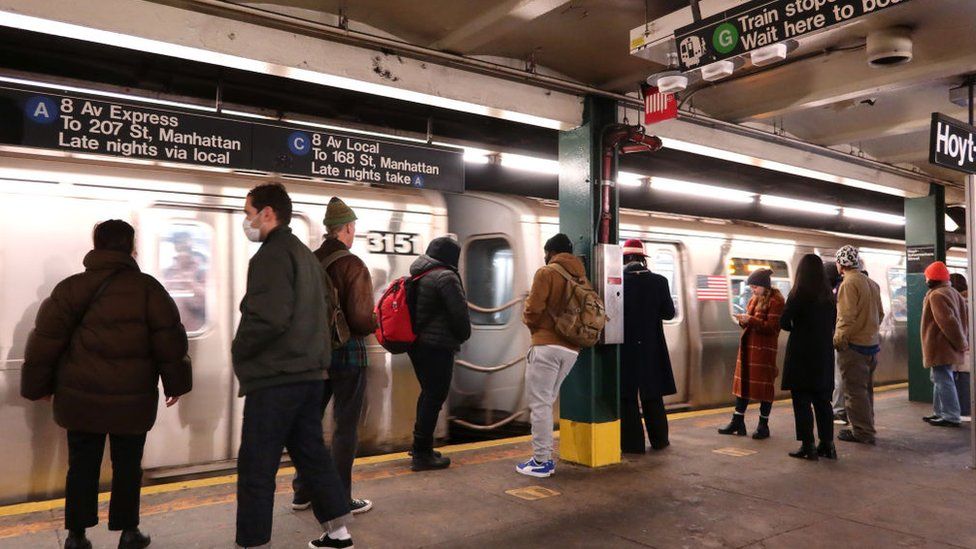 Люди ждут, чтобы Садитесь в поезд метро линии «C» на станции Хойт-Шермерхорн 22 января 2023 года в Нью-Йорке