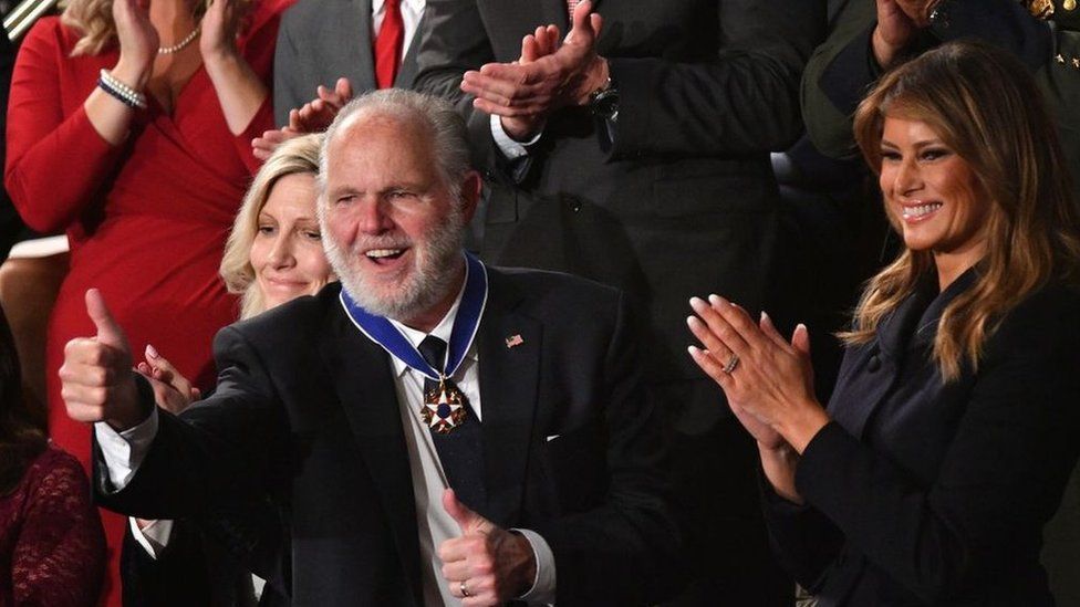 Раш Лимбо показывает палец вверх после того, как он награжден Президентской медалью свободы США
