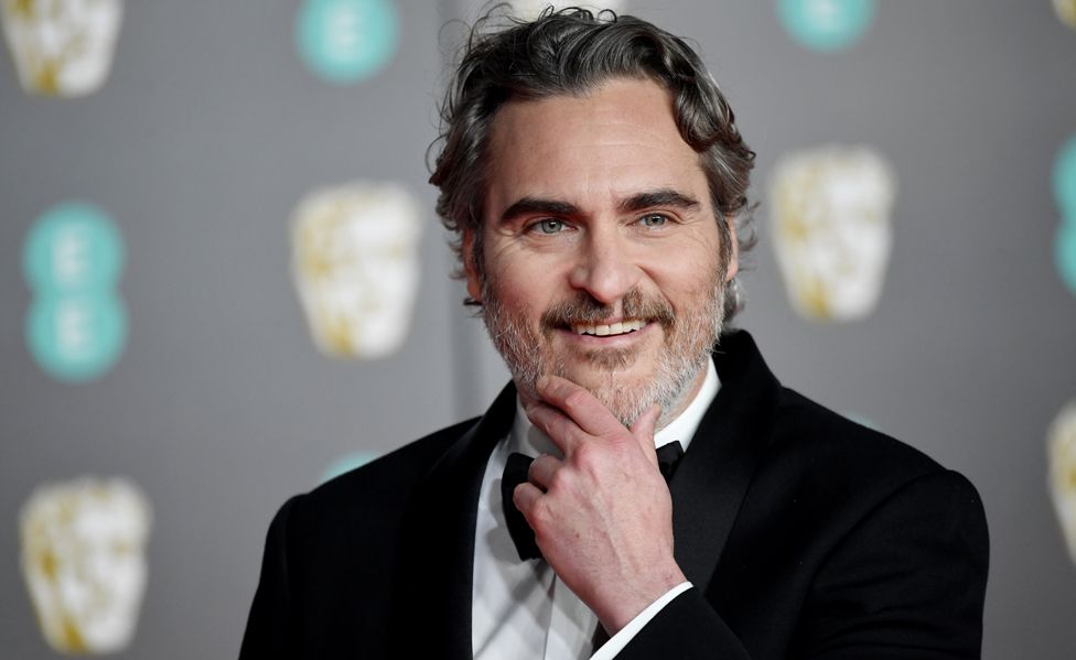 Baftas 2020 The red carpet in pictures BBC News(01)