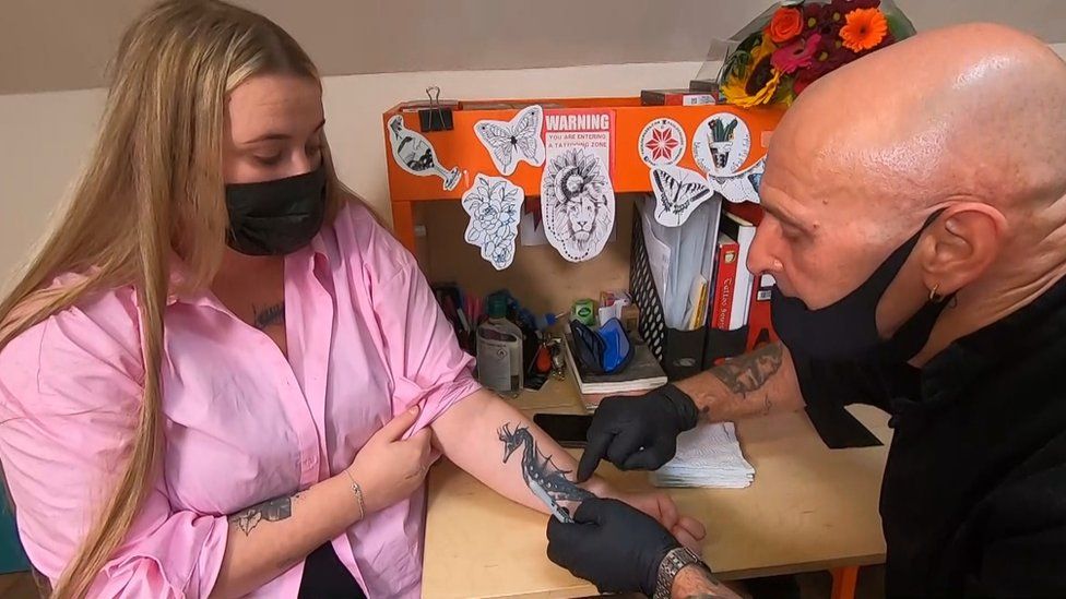 The tattoo artist covering the scars of self-harm - BBC News