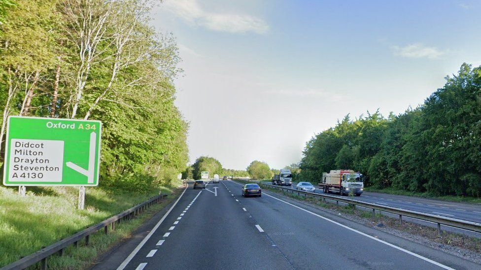 Overturned lorry shuts A34 between Milton and Abingdon BBC News