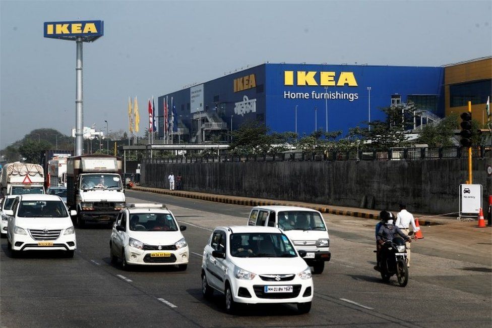 Движение транспорта проходит мимо нового магазина ИКЕА в Нави Мумбаи, Индия, 17 декабря 2020 г.