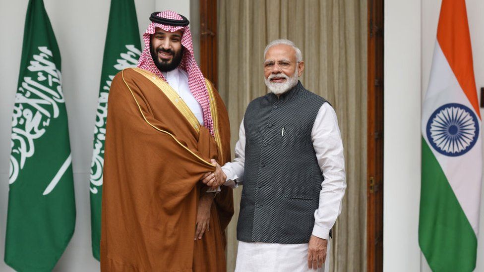Премьер-министр Нарендра Моди обменивается рукопожатием с наследным принцем Саудовской Аравии Мохаммедом бин Салманом бин Абдулазизом Аль-Саудом перед встречей в Хайдарабадском доме 20 февраля 2019 года в Нью-Дели, Индия.