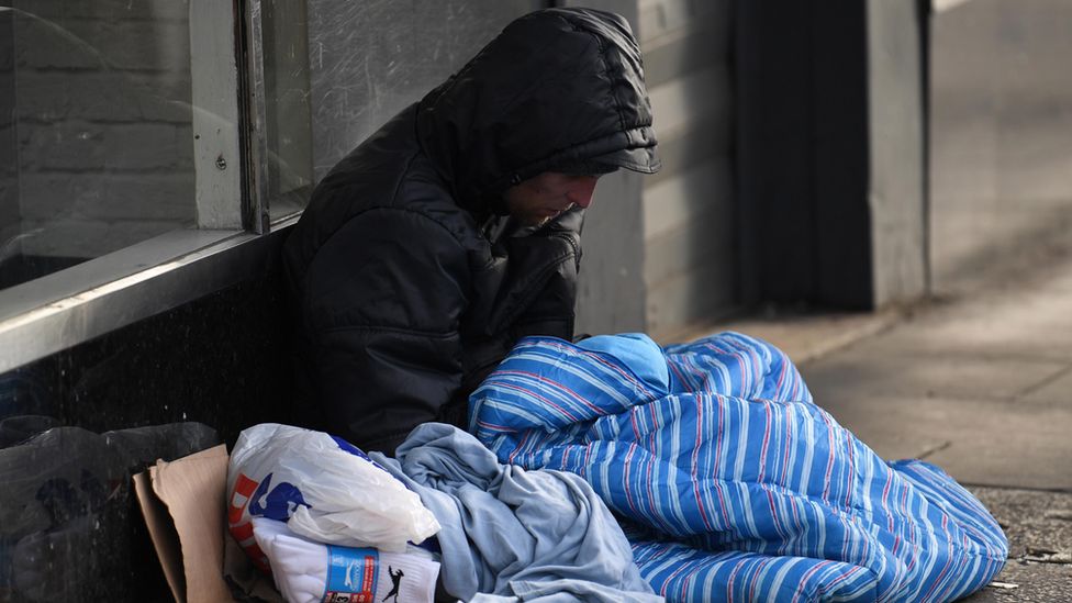 Бездомный с одеялами