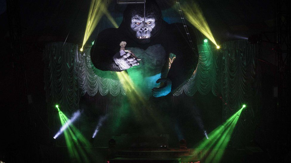 Uma das maiores atrações do circo, o King Kong com 12 metros de altura assusta as crianças e entretem os adultos