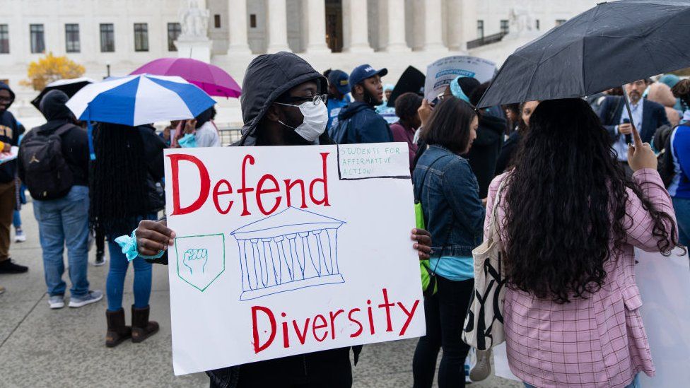 Протестующие собираются перед Верховным судом США, когда слушаются дела о позитивных действиях, касающиеся приема в Гарвард и Университет Северной Каролины
