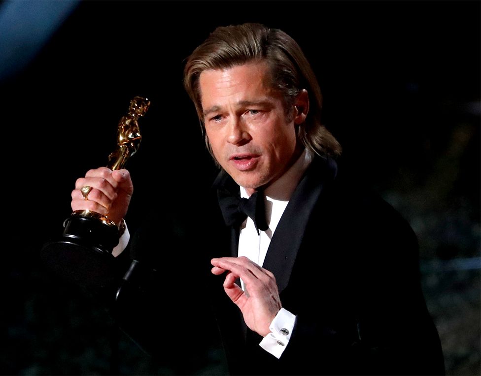 Brad Pitt con su Oscar
