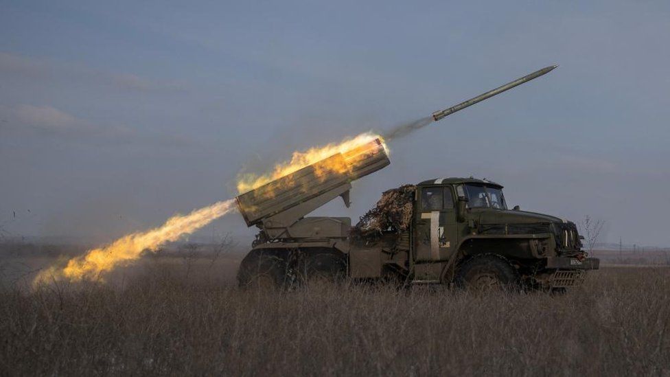 Ουκρανοί στρατιώτες εκτοξεύουν ένα σύστημα πολλαπλής εκτόξευσης πυραύλων BM-21 Grad προς ρωσικές θέσεις σε μια πρώτη γραμμή κοντά στην πόλη Marinka, εν μέσω της επίθεσης της Ρωσίας στην Ουκρανία, στην περιοχή Ντόνετσκ, Ουκρανία, 7 Φεβρουαρίου 2023