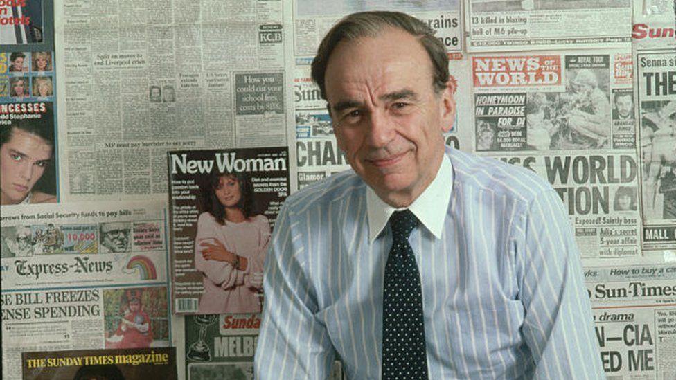 Руперт Мердок перед стеной с образцами газет, 1985 год