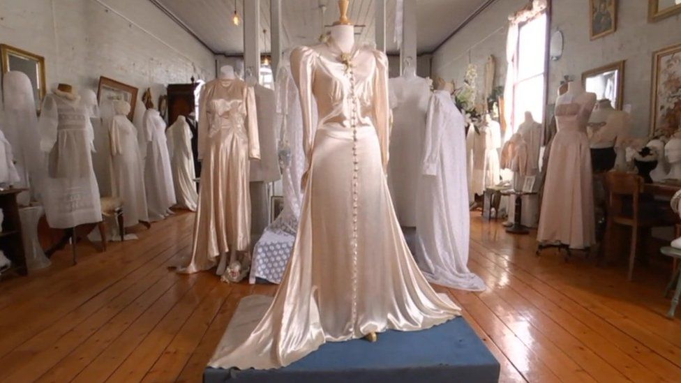 British bride's 1930s wedding dress ...