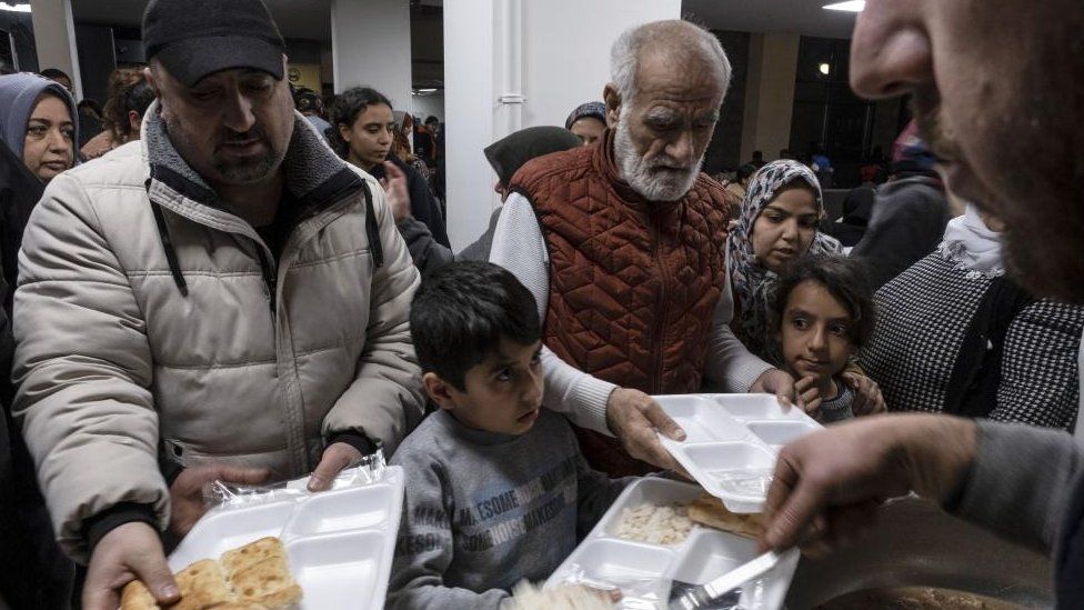 Людей кормят в приюте после землетрясений
