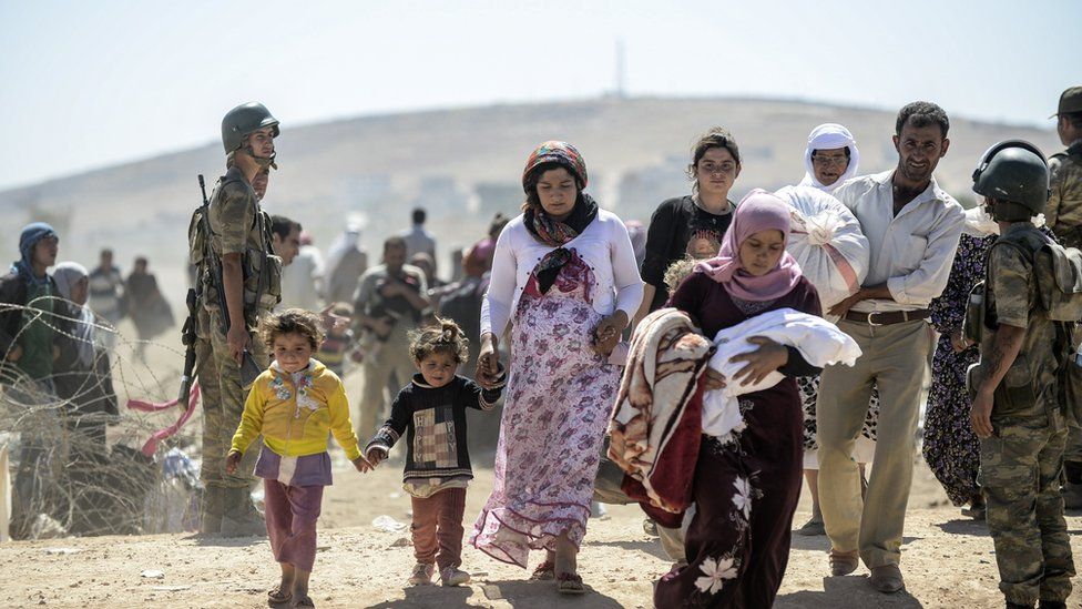 Syrian Kurds cross into Turkey on 25 June 2015