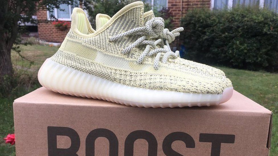 Adidas Yeezy Boost 350 V2 Butter - the sole glows in the dark