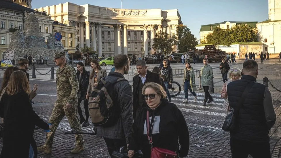 Kyiv told to save electricity after Russian missile strike (bbc.com)