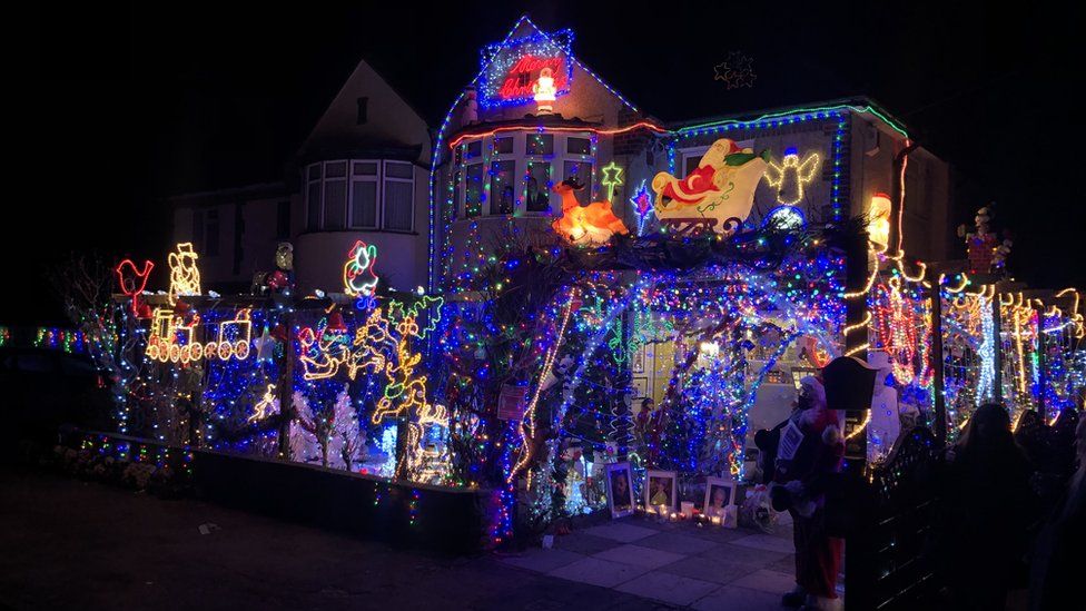 'Mr Christmas' lights switched off for last time in Croxley Green - BBC ...