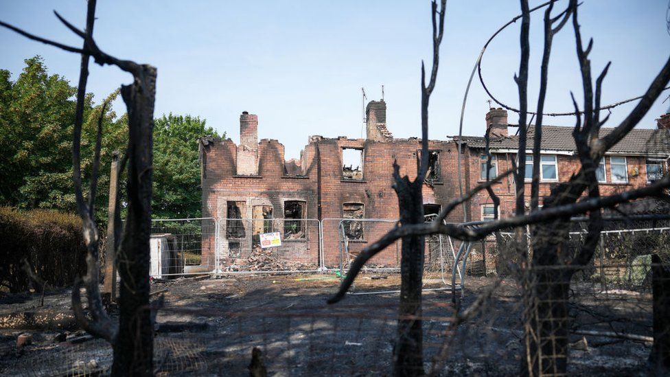 Лесной пожар уничтожил дома и природу во время рекордной жары на этой неделе