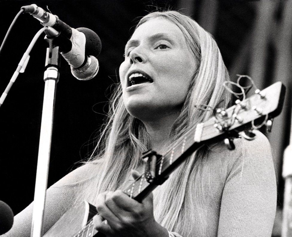 Joni Mitchell performing in 1972