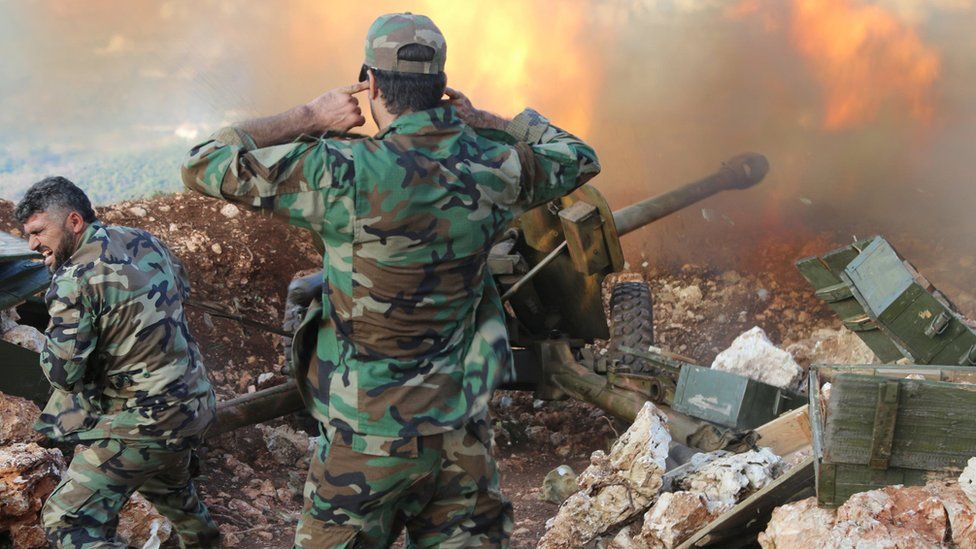 Syrian army personnel fire artillery in Latakia province, close to the border with Turkey (10 October 2015)