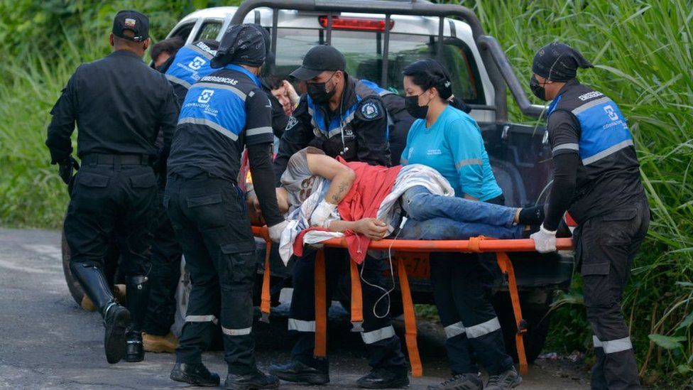 Раненого заключенного перевозят из грузовика в машину скорой помощи после беспорядков возле тюрьмы Белла Виста в Санто-Доминго-де-лос-Тсачилас, Эквадор, 9 мая 2022 года.