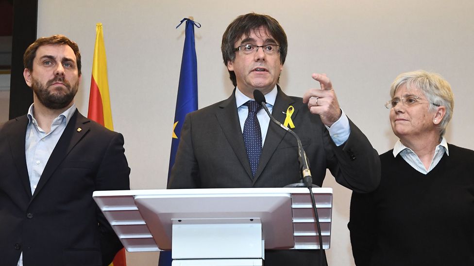 Carles Puigdemont (C) with allies Clara Ponsatí (R) and Antoni Comín in Brussels, 6 Dec 17