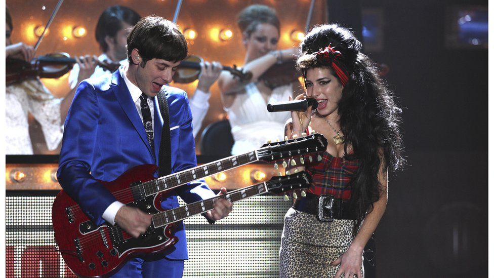 Amy Winehouse alongside Mark Ronson performing Valerie, 2008