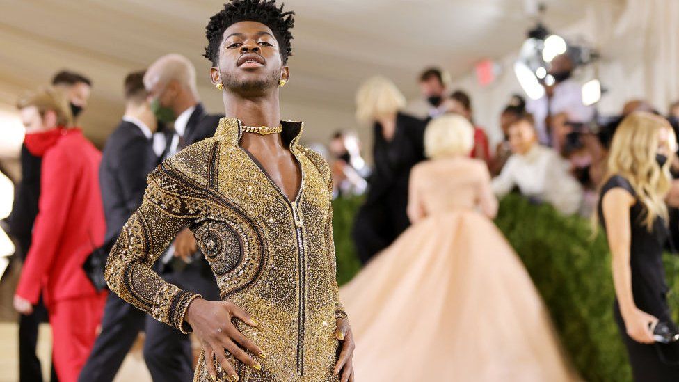 Met Gala 2021: Celebrities show off lavish outfits in New York - BBC News