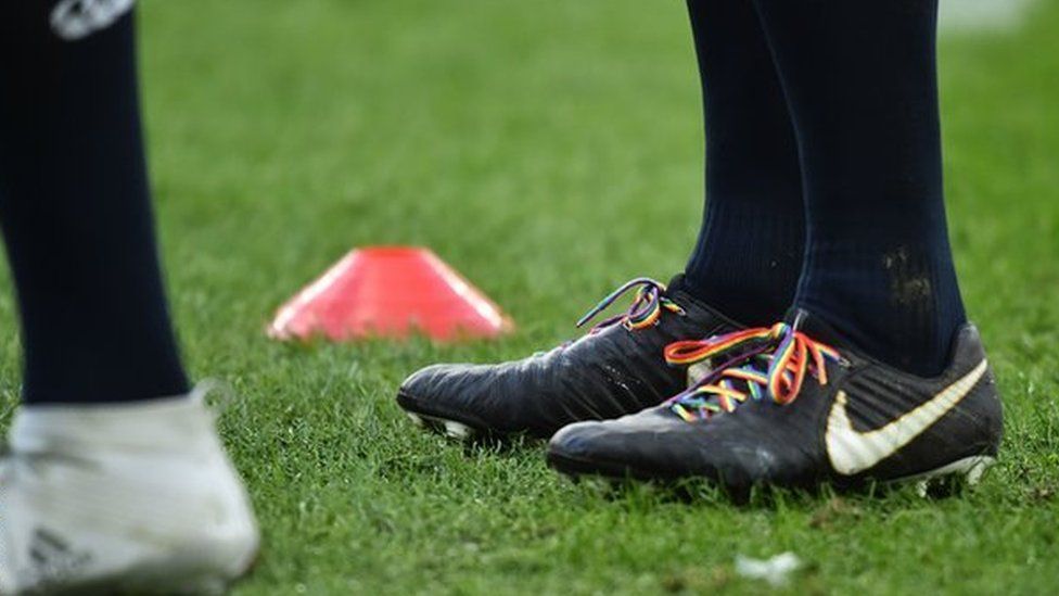 France rugby team supports Gareth Thomas with rainbow laces - BBC News