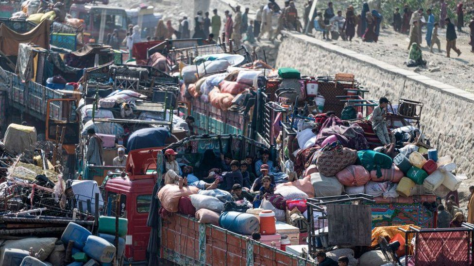 Refugees arrive in trucks at the Pakistan-Afghanistan border
