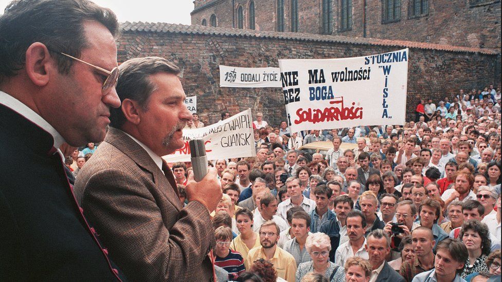 'Solidarnosc' (Solidaridad), el líder sindical Lech Walesa, se dirige a los trabajadores en huelga en los astilleros de Gdansk en 1988