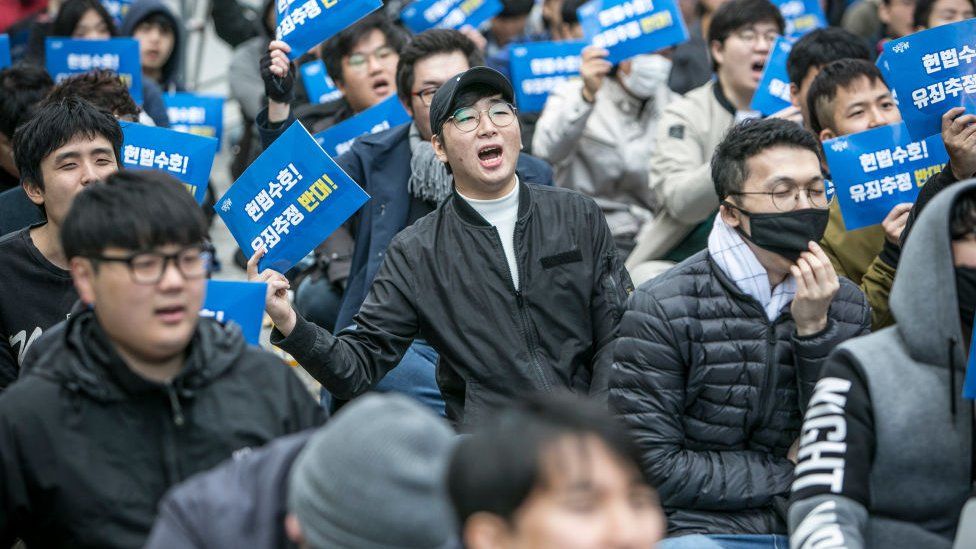 В субботу сотни южнокорейских мужчин организовали митинг против #MeToo против недавних случаев сексуальных домогательств