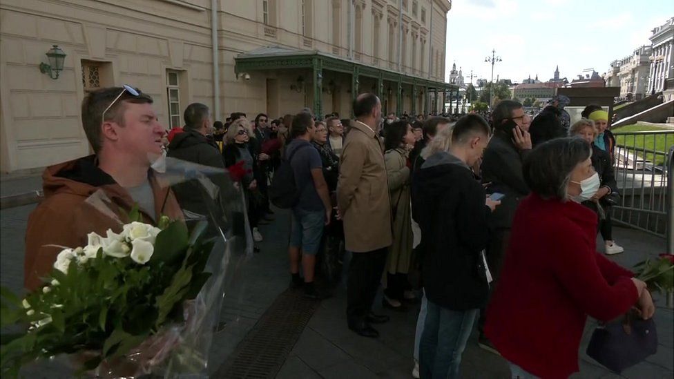 People queuing to pay respects to Gorbachev in Moscow, 3 September 2022