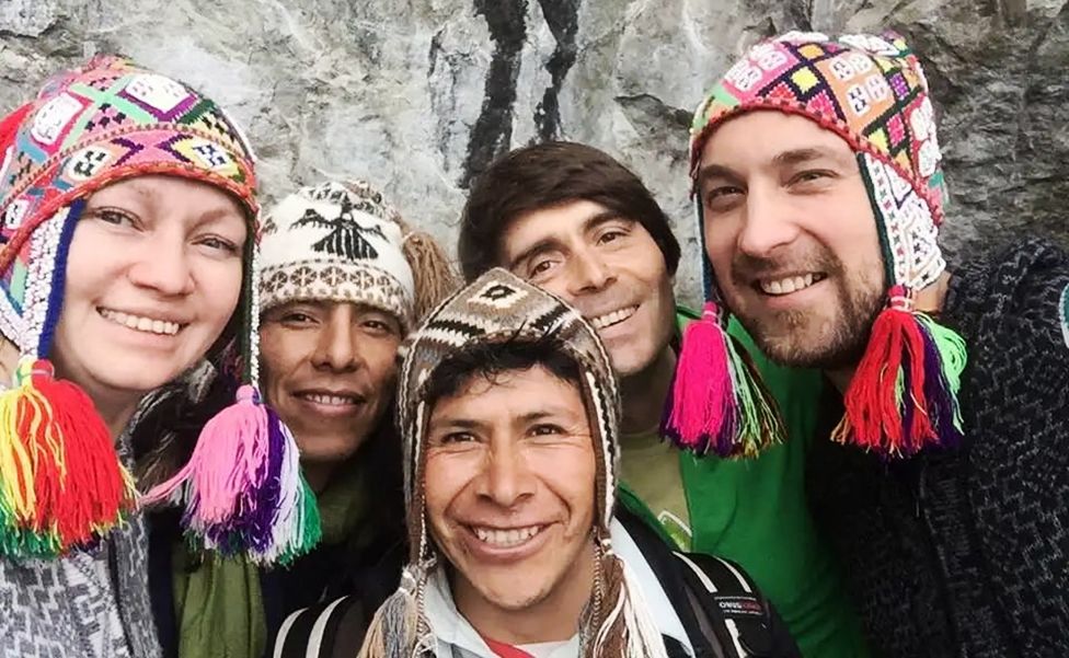 Daniel Strukov en Perú con un grupo de turistas e indígenas peruanos.