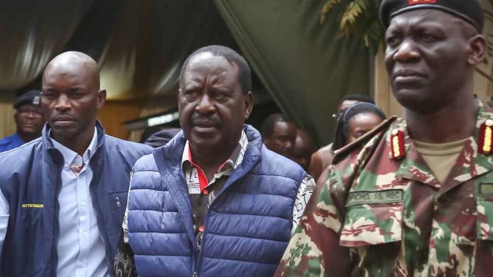 Кандидат в президенты от Азимио ла Умоджа Раила Одинга (C) покидает реестр Верховного суда в судах Милимани в Найроби после подачи предвыборной петиции, оспаривающей президентские результаты только что завершившихся всеобщих выборов в Кении, состоявшихся 9 августа 2022 года