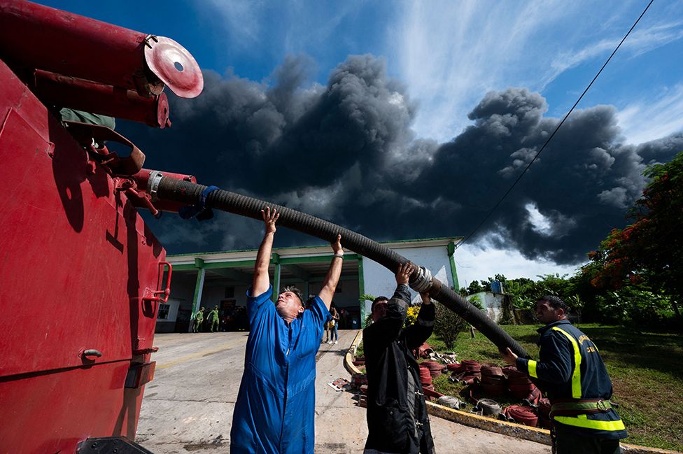 2022 оны 8-р сарын 8-нд Кубын Матанзас хотод аянга буусны улмаас түлшний агуулахад гарсан их хэмжээний галын ойролцоо гал сөнөөгчид ажиллаж байна.