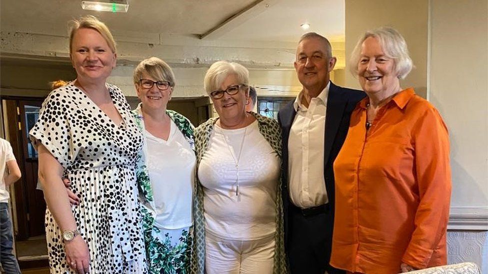 Stephen and Jackie Henstridge standing arm in arm with Linda Sweetland, Georgina Cashman and Carolyn Palmer - mum and sisters of donor, Michele Sephton